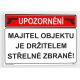 Majitel je ozbrojen